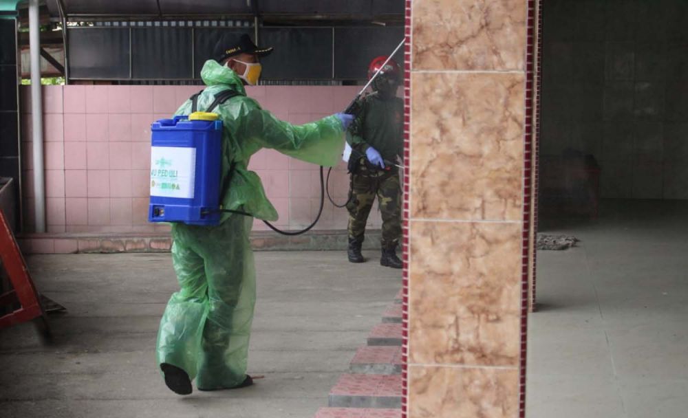 Warga NU di Kecamatan Jenangan, Kabupaten Ponorogo melakukan penyemprotan disinfektan mandiri