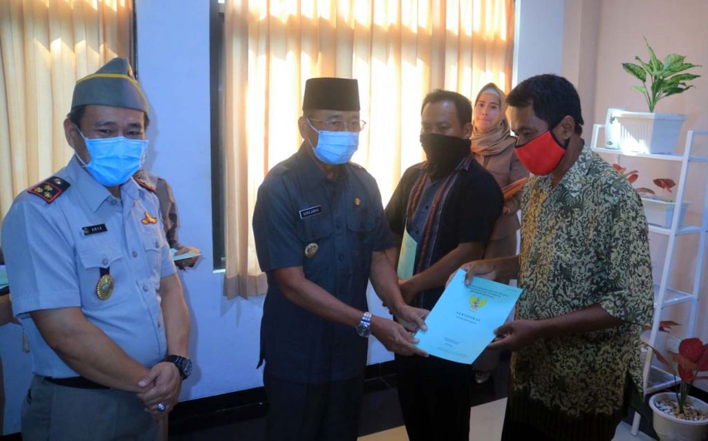 Penyerahan sertifikat PTSL untuk warga Ponorogo