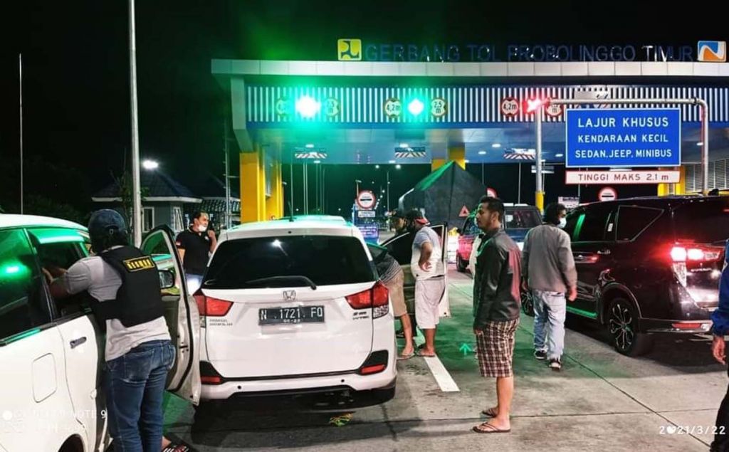 Proses penyergapan komplotan pencuri mobil pikap di Exit Tol Leces, Probolinggo (Foto: Istimewa)