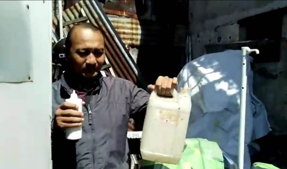 Anggota Polsek Tegalsari menyita HCL yang dipakai pelaku menyiram wajah tetangganya