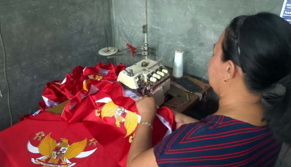 Perajin bendera dan umbul-umbul di Tulungagung mengerjakan pesanan