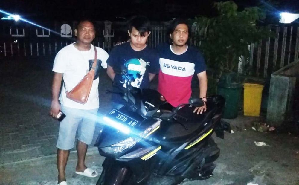 DA (tengah_ bandit jalanan perampas HP diamankan Tim Resmob Satreskrim Polres Situbondo