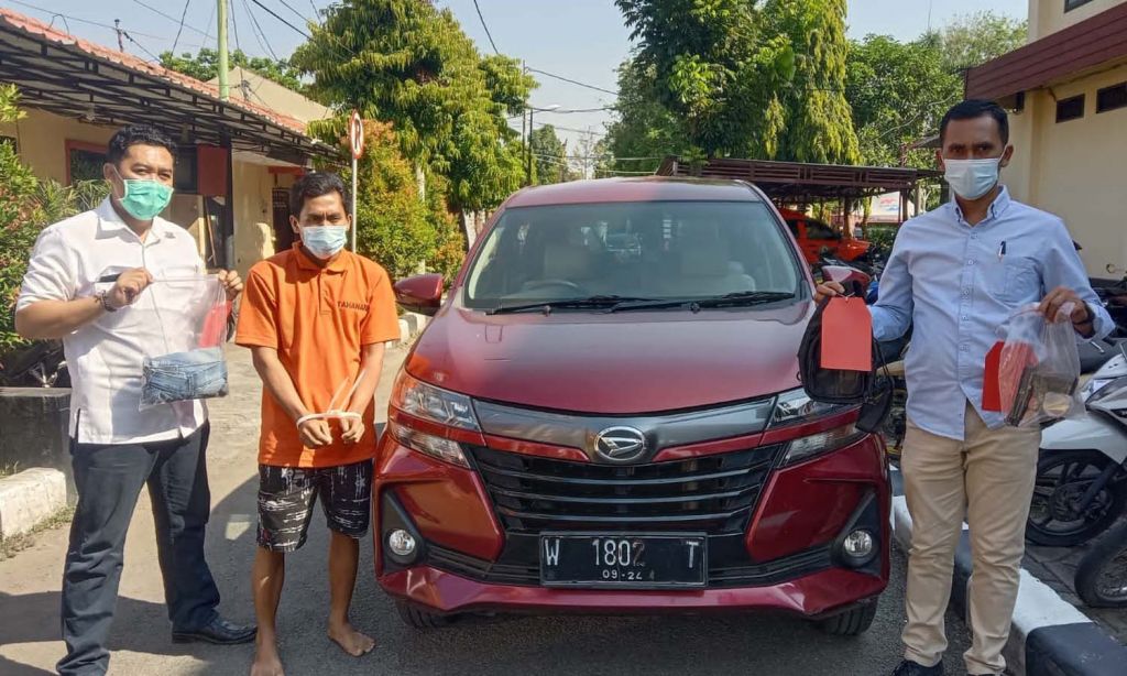 Rozi, salah satu pelaku perampasan mobil diamankan di Mapolres Pasuruan