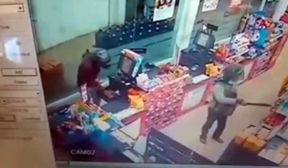 Dua perampok saat beraksi di Alfamidi, Jalan Kenjeran, Tambaksari, Surabaya