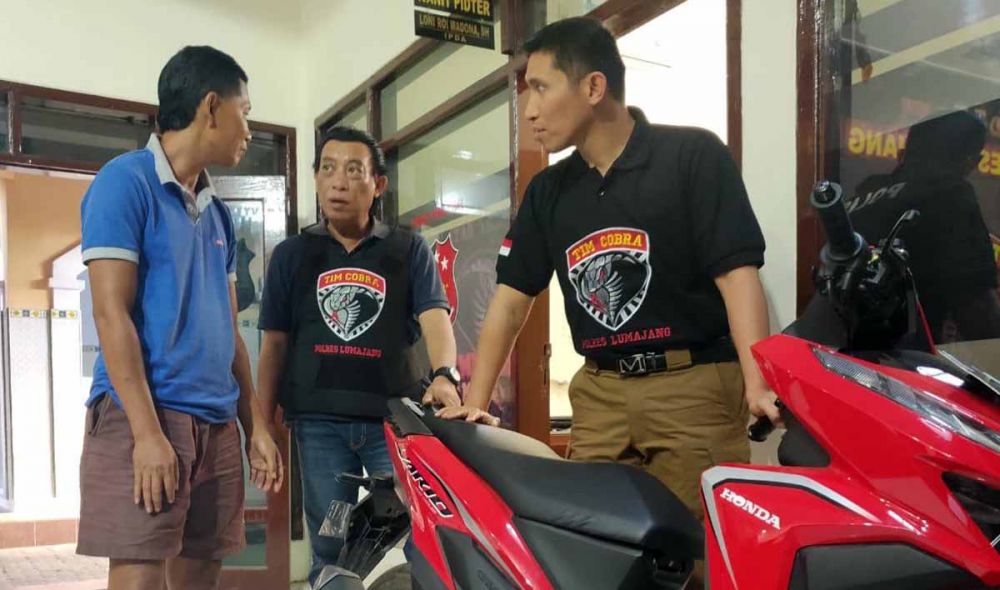 Nurul Ain (kiri), bandit motor bercelurit diamankan di Mapolres Lumajang