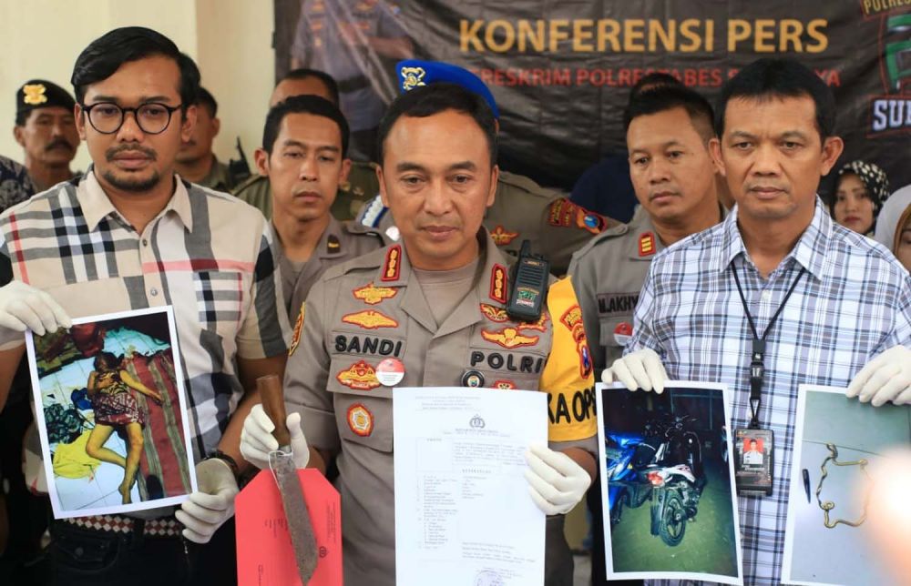 Kapolrestabes Surabaya Kombes Pol Sandi Nugroho (tengah), Kasatreskrim AKBP Sudamiran (kanan) dan Wakasatreskrim AKP Ardian (kiri) dalam jumpa pers di Kamar Mayat RSU dr Soetomo