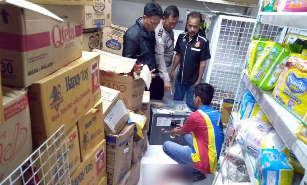 Polisi melakukan olah TKP dan identifikasi di Indomaret Trosobo, Sidoarjo yang dirampok