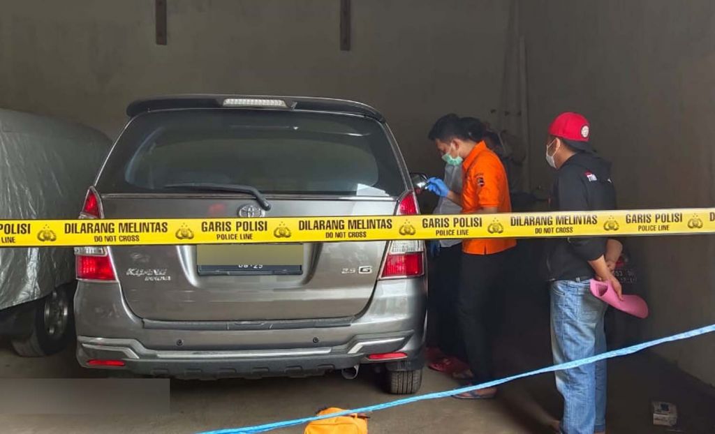 Polisi melakukan identifikasi di rumah Ketua PAN Kabupaten Probolinggo yang dirampok