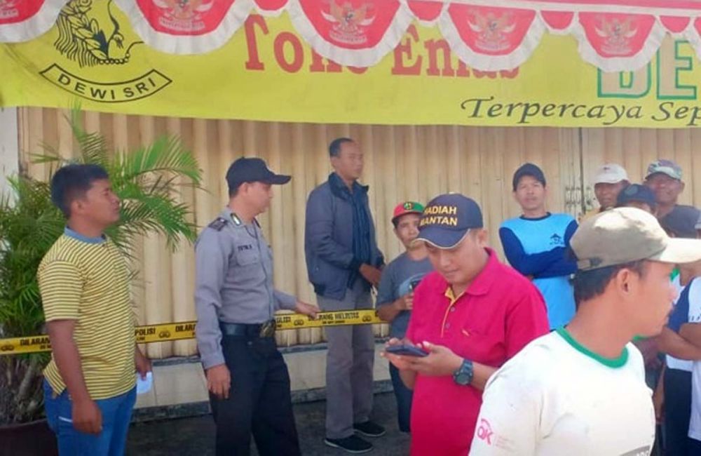 Toko Emas Dewi Sri Magetan dipasang garis polisi setelah dirampok