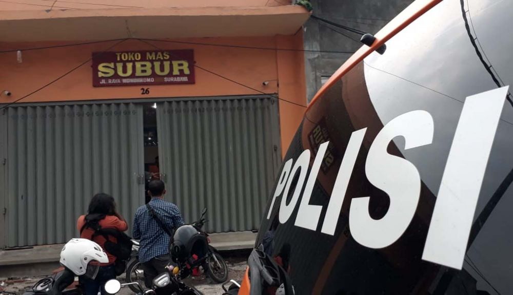 Polisi melakukan identifikasi di Toko Mas Subur Wonokromo, Surabaya yang dirampok (Foto:  Zain Ahmad/jatimnow.com)