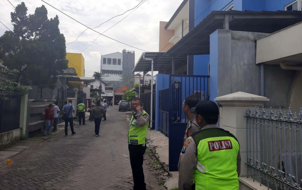Polisi mendatangi TKP perampokan di Jalan Ngagel Tama Utara 2 No. 17, Gubeng, Surabaya (Foto: Istimewa)