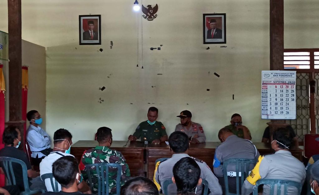 Proses mediasi antara warga dan perangkat desa yang selingkuh dengan seorang janda