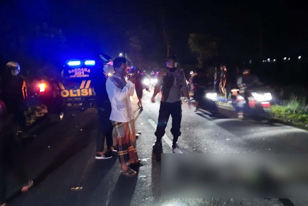 Jatuh Usai Motornya Bersenggolan, Perawat di Ponorogo Tewas Tertabrak Truk