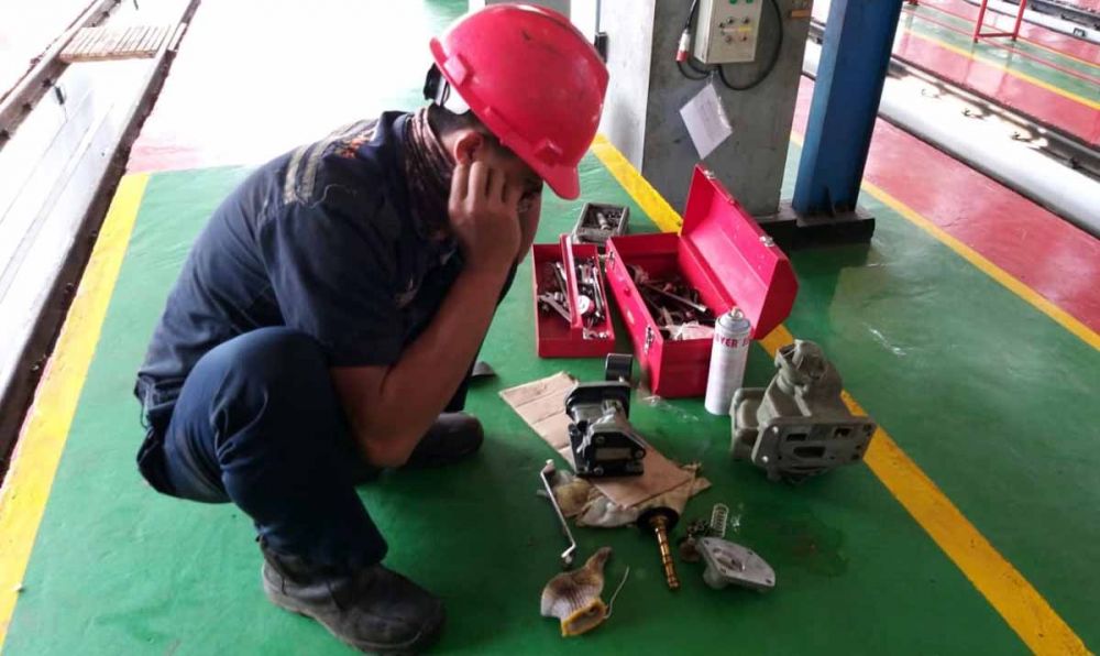 Petugas melakukan perawatan bagian lokomotif di bengkel Daop 7 Madiun
