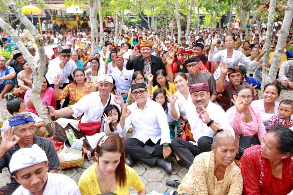 Bupati Banyuwangi Abdullah Azwar Anas dan Wakil Bupati Yusuf Widyatmoko menghadiri perayaan Hari Raya Kuningan di Pura Agung Blambangan, Kecamatan Muncar