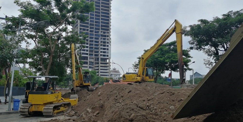 Alat berat didatangkan guna mendukung pengerjaan perbaikan Jalan Raya Gubeng yang ambles.