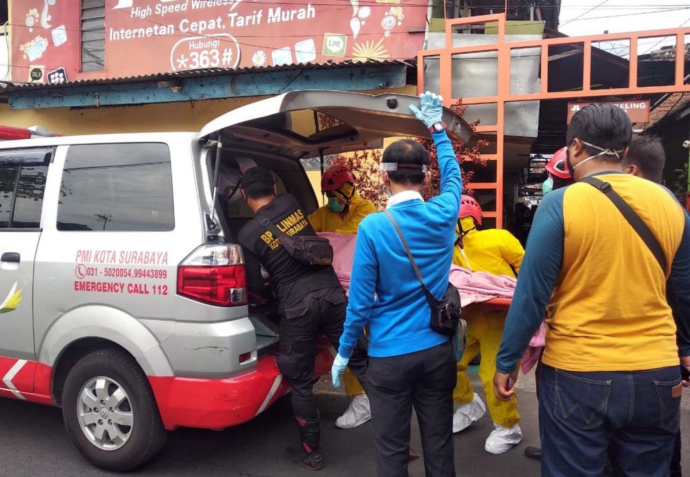 Petugas mengevakuasi pria yang diduga hendak bunuh diri menuju rumah sakit