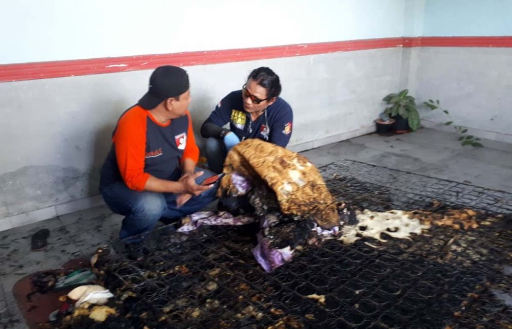 Tim Inafis Polrestabes Surabaya melakukan identifikasi di TKP suami bakar istri