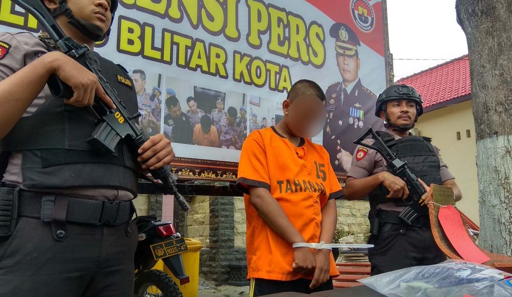 Fa (tangan diborgol) saat diamankan di Mapolres Blitar Kota