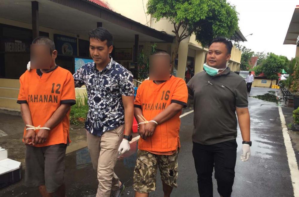 Kedua pelaku perdagangan ayam tiren digiring Penyidik Satreskrim Polres Blitar Kota