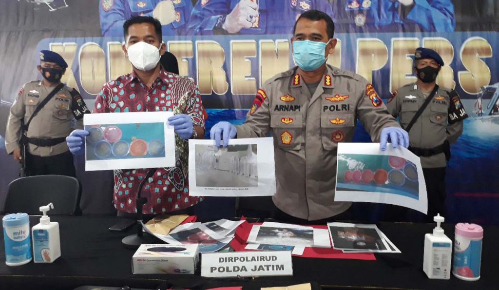 Dirpolairud Polda Jatim, Kombes Pol Arnapi menunjukkan barang bukti dan tersangka