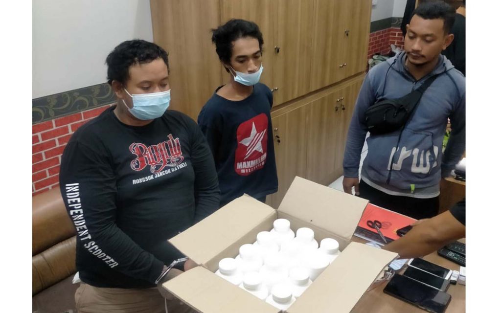 Dua pemuda dan barang bukti pil koplo diamankan di Mapolsek Bubutan, Surabaya