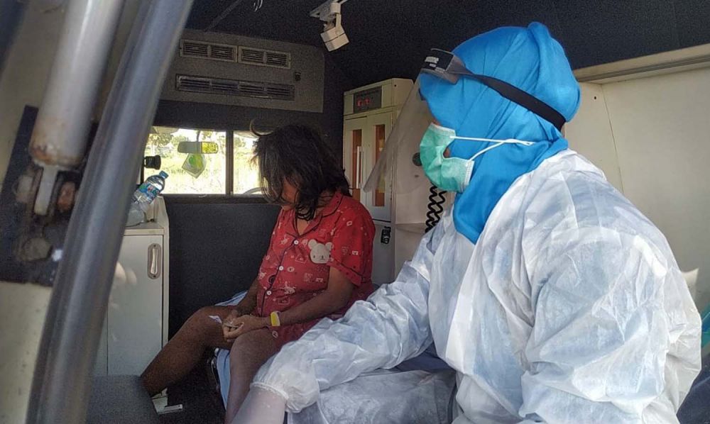 Petugas mengevakuasi perempuan diduga ODGJ di Gresik yang hamil 8 bulan