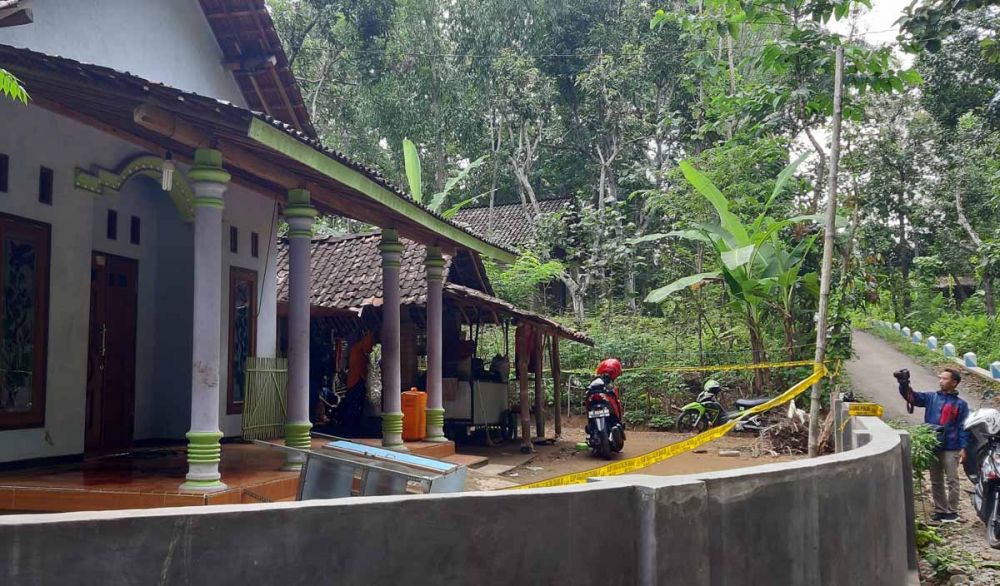 Rumah tempat tewasnya wanita dengan bersimbah darah di Ponorogo