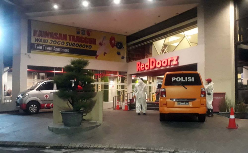 Tim Inafis Polrestabes Surabaya melakukan identifikasi di hotel tempat ditemukannya perempuan tewas (Foto: Zain Ahmad/jatimnow.com)