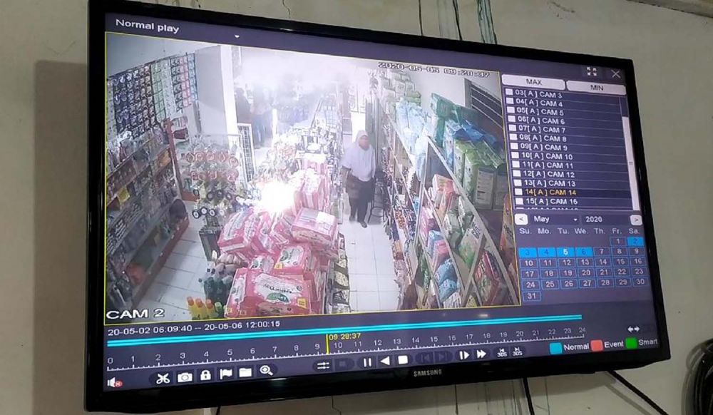 Penampakan perempuan yang mencuri di salah satu minimarket di Kota Mojokerto 
