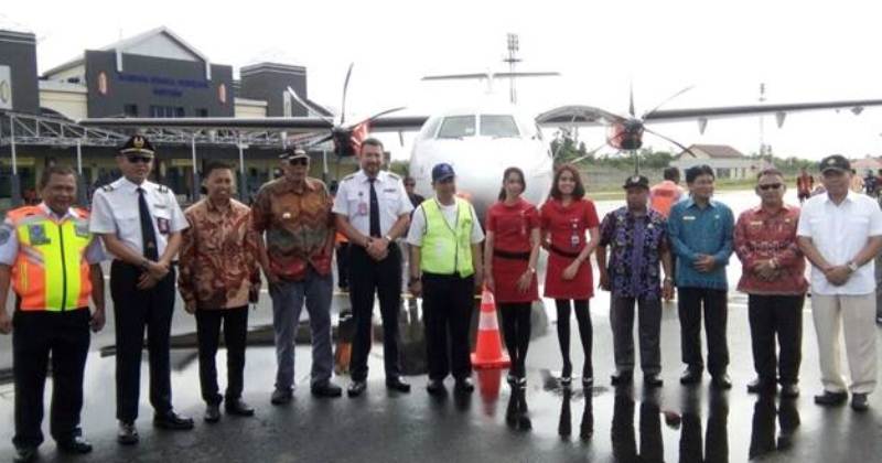 Kepala Bandara Tebelian Ketut Gunarsa (paling kiri), GM AirNav Sintang Zulkarnain (kedua dari kiri), Bupati Sintang Jarot Winarno (ketiga dari kiri) beserta kru Wings Air dan tamu undangan

 

 