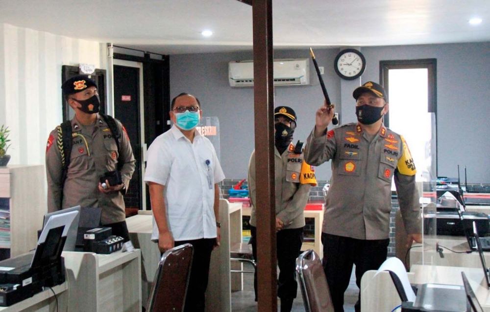 Kapolda Jatim Irjen Pol M Fadil Imran, Direktur SDM Pelindo III Edi Priyanto meninjau Container Office Polres Pelabuhan Tanjung Perak Surabaya