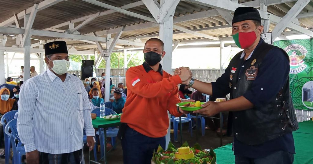 Dandim 0817/Gresik Letkol Inf. Taufik Ismail memberikan potongan tumpeng kepada Ketua MACI Gresik Rizal Vitradiansyah