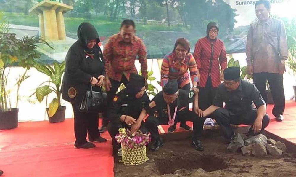 Gubernur Jawa Timur Soekarwo saat peletakan batu pertama pembangunan Monumen Perjuangan Tugu Mastrip sebagai tanda perubahan nama dua jalan di Surabaya