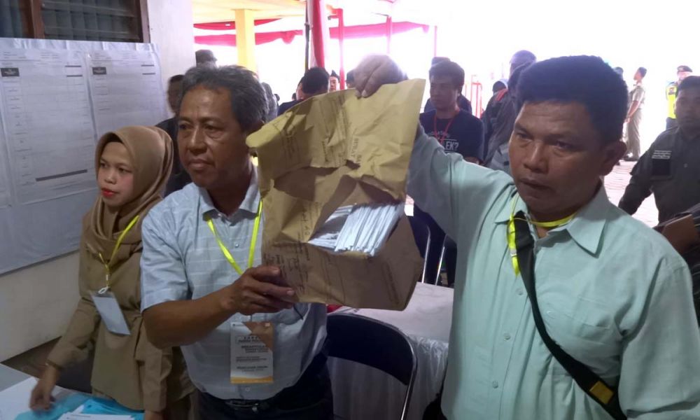 Saksi dari PDIP menunjukkan amplop suara yang rusak saat PSU di TPS 12 Kelurahan Surondakan, Trenggalek