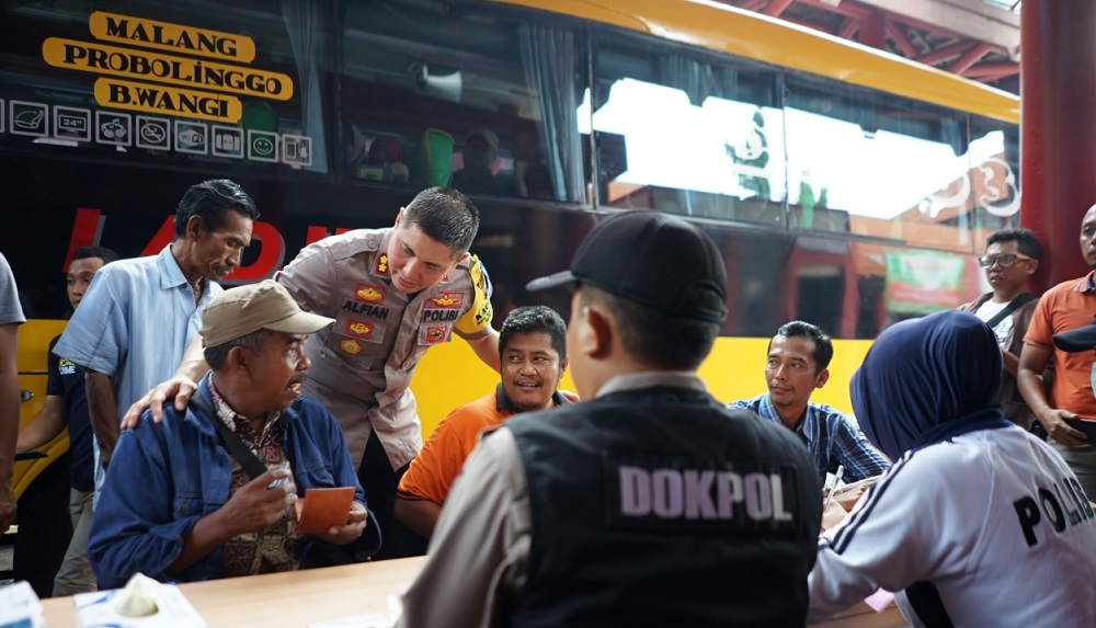 Sopir terminal Bayuangga menjalani pemeriksaan kesehatan. Mereka di ets urine dan tekanan darah.