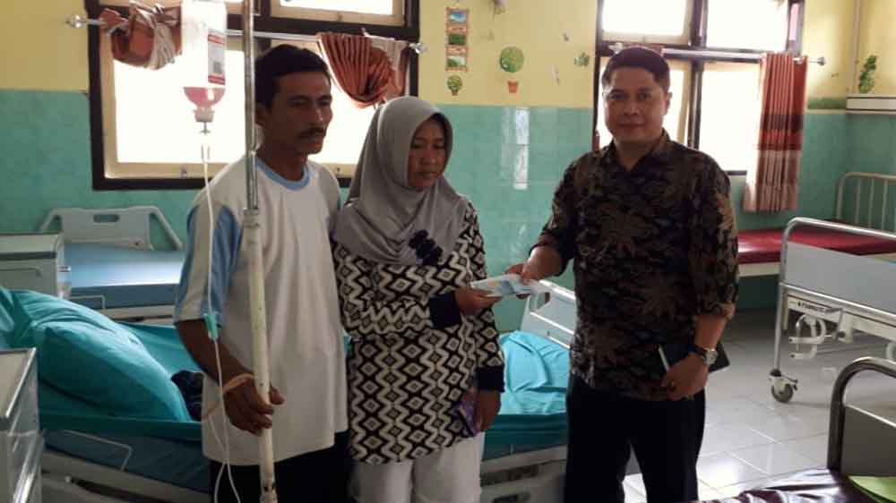 Kader Perindo Banyuwangi, Shalehuddin saat dirawat di Puskesmas Wongsorejo