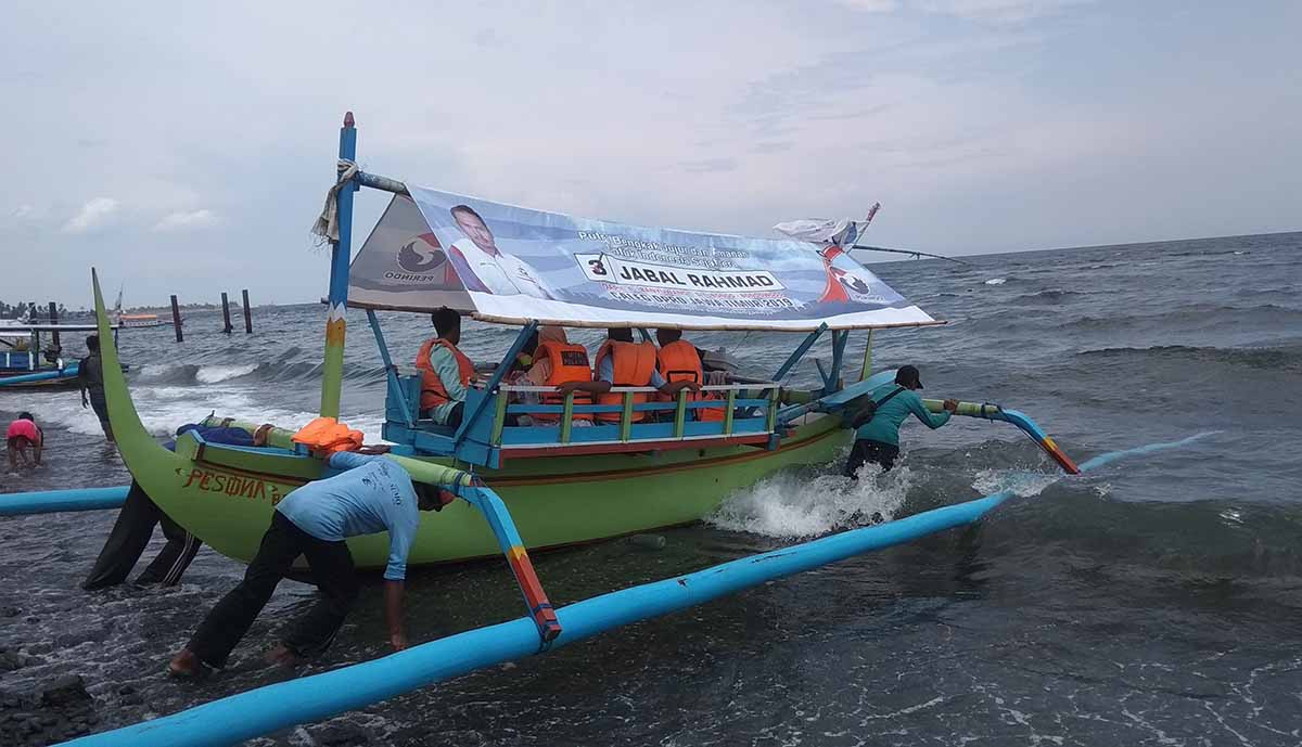 Pengunjung Pantai Watu Dodol Banyuwangi Disuguhi Foto Caleg, Bolehkah?