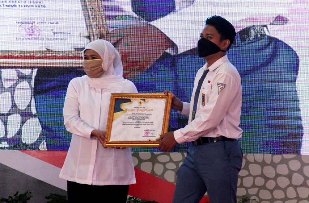 Gubernur Jatim Khofifah Indar Parawansa memberikan penghargaan untuk para siswa berprestasi dalam peringatan HAN di Wisata Setigi Gresik