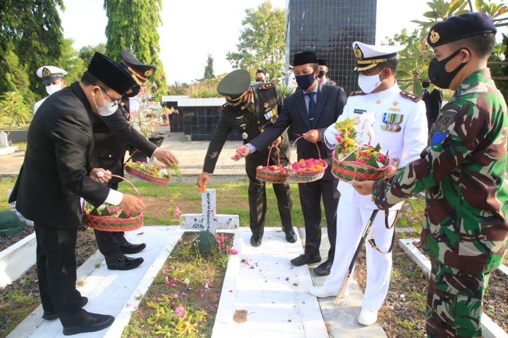 Bupati Anas Pimpin Upacara Hari Pahlawan di Kantor Pemkab Banyuwangi