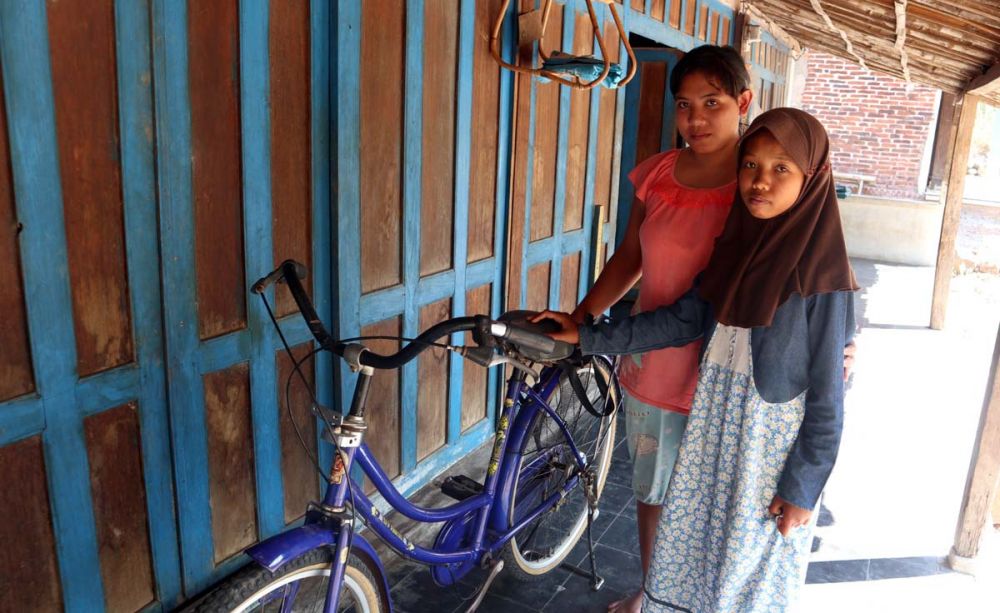 Dinda bersama buliknya (tantenya) di rumah neneknya, tempat ia tinggal