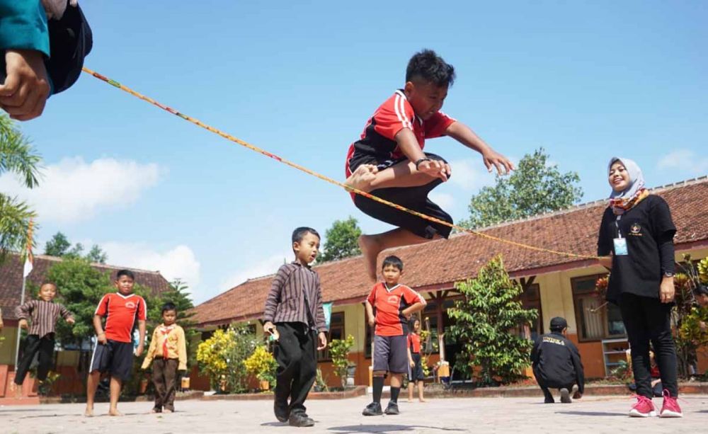 Dengan ceria dan semangat, para siswa SDN 2 Bandung, Tulungagung memainkan permainan tradisional