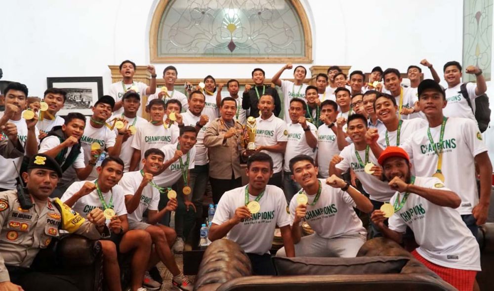 Para petinggi Polrestabes Surabaya menyambut tropi kemenangan Persebaya dalam Elite Pro Academy Liga 1 U-20 Musim 2019