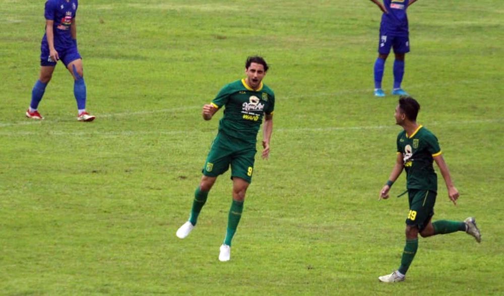 Pemain Persebaya Mahmoud Eid melakukan selebrasi usai mencetak gol ke gawang Arema FC dalam pertandingan di Stadion Soeprijadi Kota Blitar