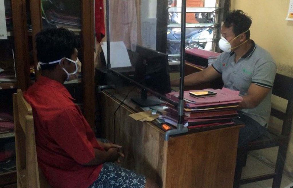 Pelaku persetubuhan menjalani pemeriksaan di Mapolsek Tegaldlimo, Banyuwangi