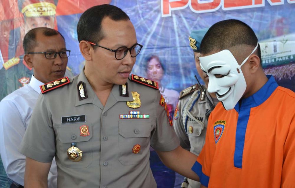Kapolres Batu AKBP Harviadhi Agung Prathama menginterogasi YR, tersangka persetubuhan