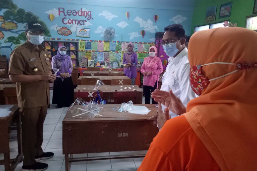 Pemkot Pasuruan mengecek persiapan uji coba sekolah tatap muka untuk SD dan SMP