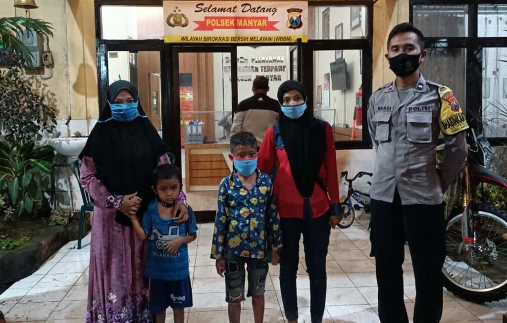 Nuroh akhirnya bertemu anaknya di Mapolsek Manyar, Polres Gresik