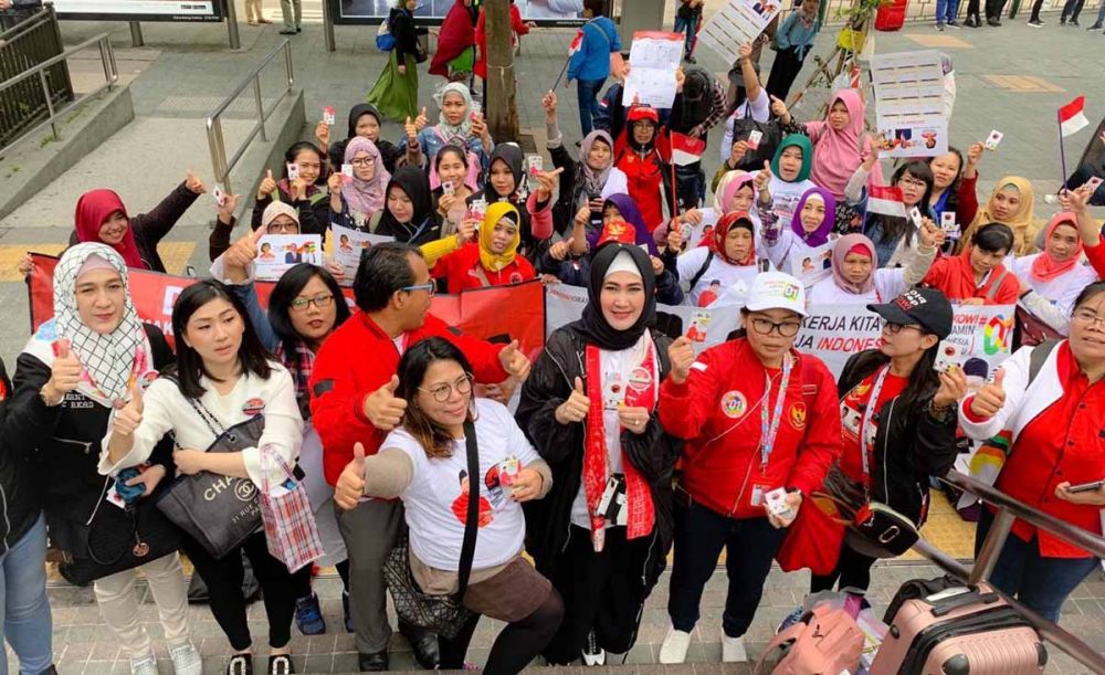 Ketua Pertiwi Jatim, Lita Machfud Arifin bersama para WNI di Hongkong