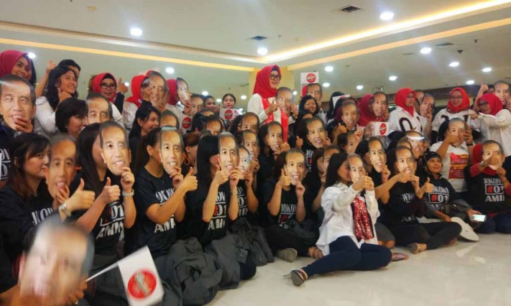 Ketua Pertiwi Jatim,  Lita Machfud Arifin bersama pengunjung dan warga di Pasar Atom Surabaya